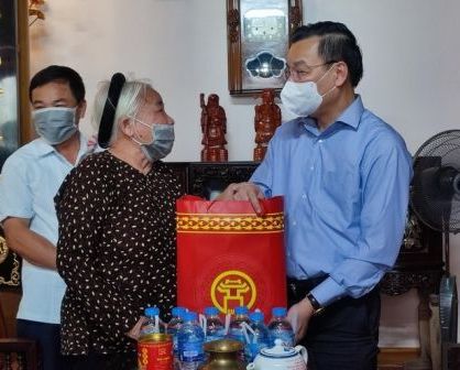 Hanoï réserve 3,8 milliards de dongs de cadeaux à des personnes méritantes